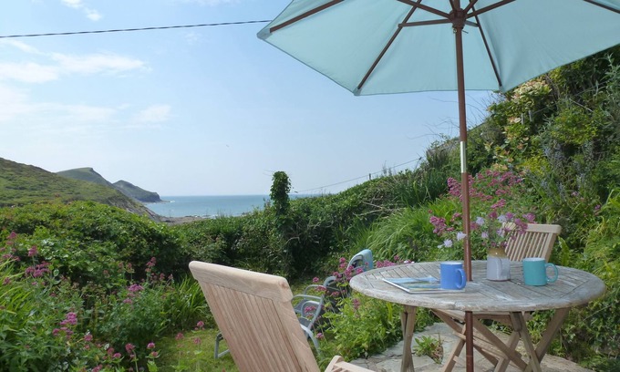 Crackington Haven Ski Chalet | Inviting Chalet with Oceanfront Views, Steps from the Beach