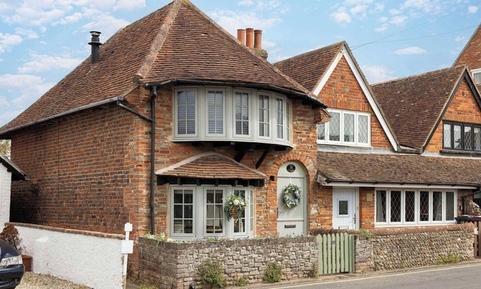 East Wittering House | Cosy Character Cottage by the Sea