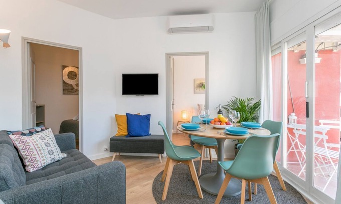 el Camp d'en Grassot i Gracia Nova Apartment | Inviting Apartment with Spa & Breakfast on Paseo San Juan