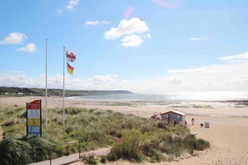Port-Eynon House | Cozy Coastal Retreat - Steps from the Beach & Family Friendly