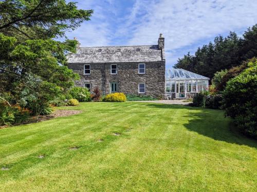 Monreith House | Inviting Coastal Retreat with a Pet-Friendly Garden