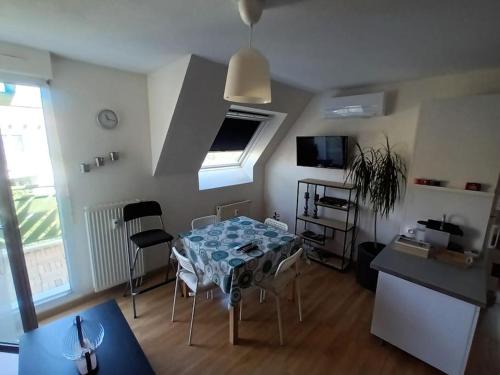 Poteries Apartment | Cozy Colette: Family-Friendly Retreat with Free Parking