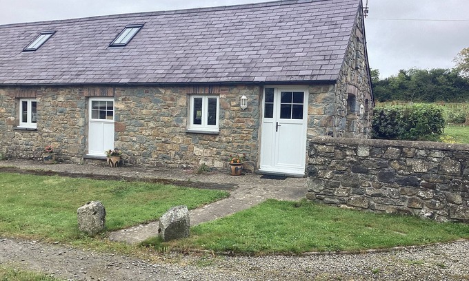 Newport Cottage | Cozy Retreat Near Pembs Coast Path with Ocean Views