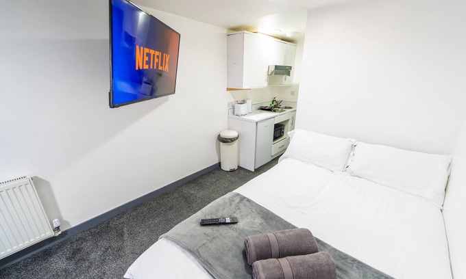 Selly Oak Apartment | Cozy Ground Floor Studio with Kitchen Near the City