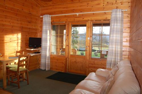 Killin Cabin | Cozy Rowan Lodge No2: Pet-Friendly with Hot Tub & Breakfast