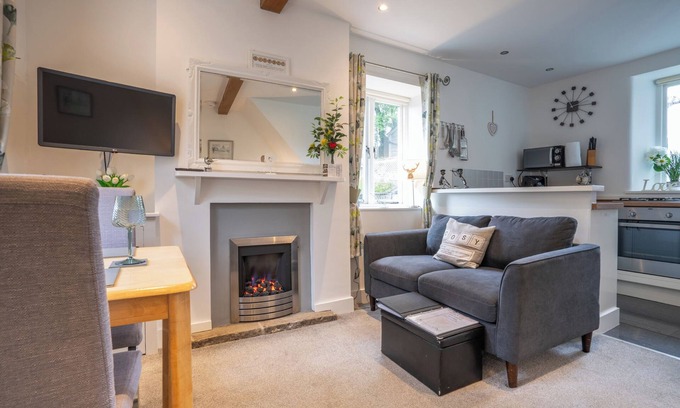 Baslow Cottage | Cozy Corner Cottage near Chatsworth House & Bakewell