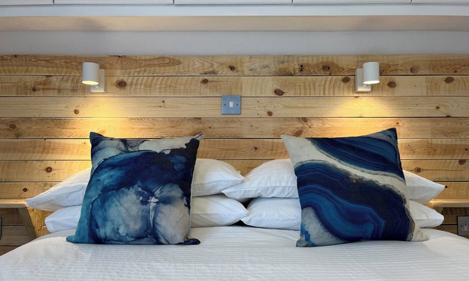 Saint John Cabin | Cosy Cornish lodge 10 minute walk from the beach