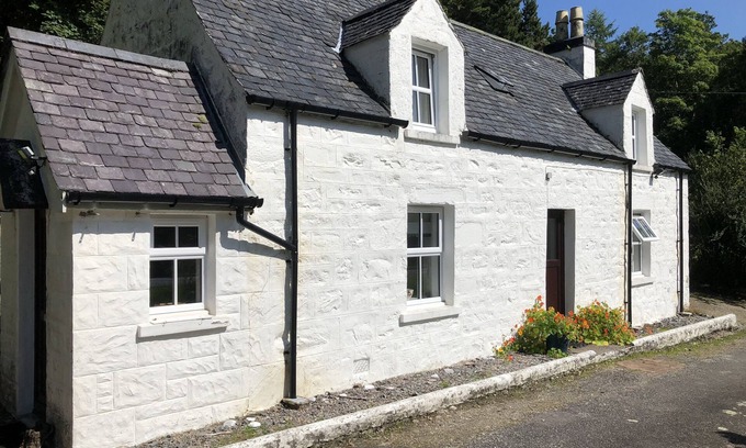 Kyle House | Charming Cottage Near Skye and Lochalsh with Ocean Views