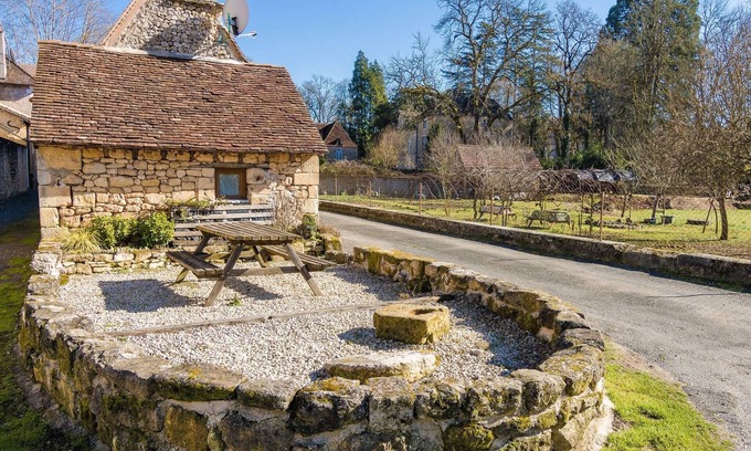 Peyzac-le-Moustier Cottage | Cozy Cottage Retreat with Garden and Family Amenities