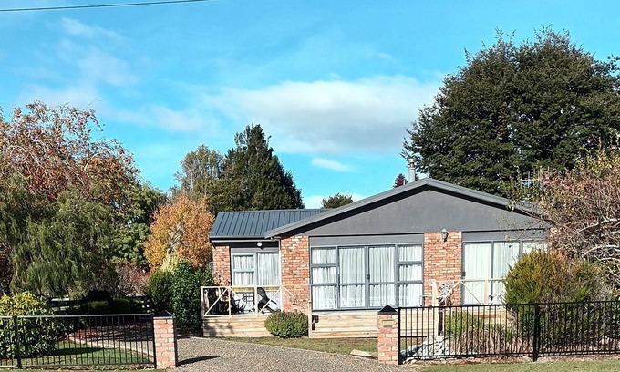 Te Anau House | Cozy Lakeside Cottage: Guest Rated 9.8 with Top Amenities