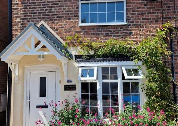 Bawtry Apartment | Charming Cosy Cottage 1 - Central Bawtry with Ocean Views