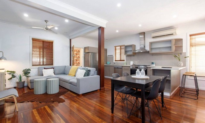 Coolbellup House | Inviting Cottage with Ocean View in Coolbellup
