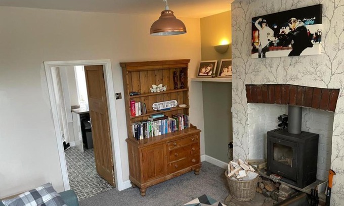Stocksbridge House | Inviting Cottage at Peak District with Log Burner