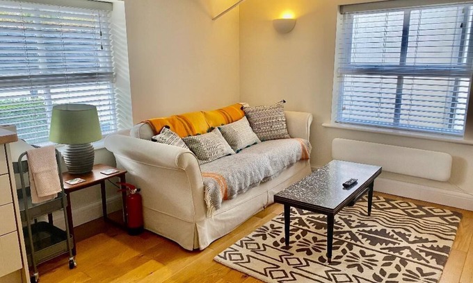 Arundel Cottage | Charming Cottage Retreat for Two in Central Arundel