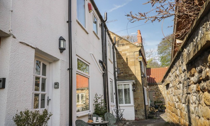 Swainby Cottage | Inviting Cosy Cottage: Pet-Friendly Escape with Breakfast
