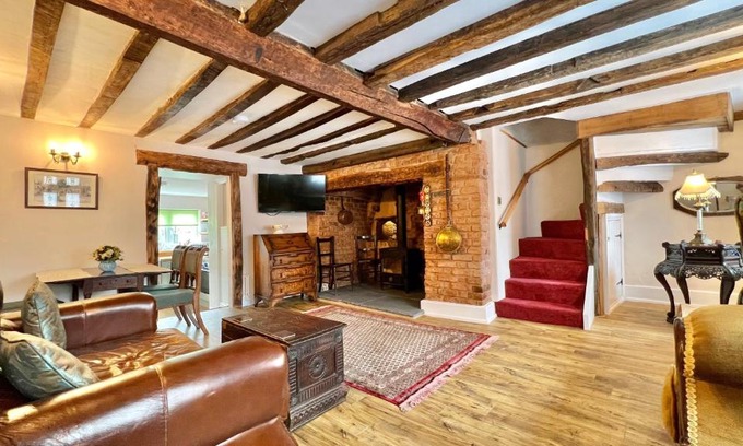 Wellington House | Charming Cosy Cottage: 4-Star Retreat for Pet Lovers