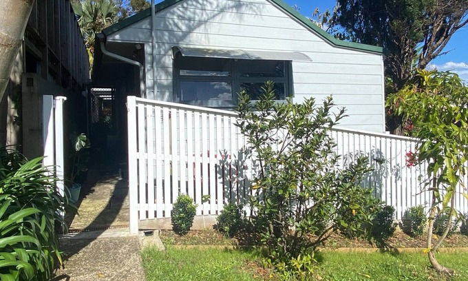 Allambie Heights Cottage | Pet-Friendly Cottage in Allambie Heights with Pool Access