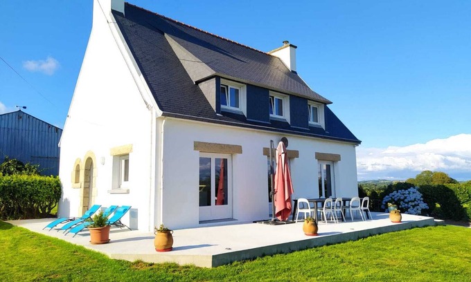 Briec House | Inviting Cottage Escape with Kitchen & Pet-Friendly Stays