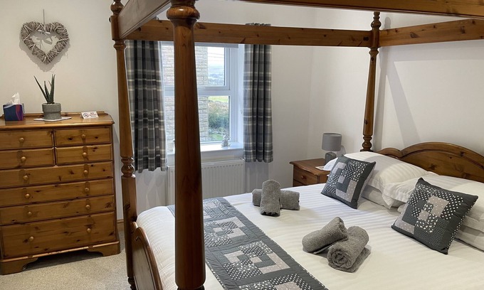 Burtersett Cottage | Idyllic Cottage Retreat in Yorkshire Dales with Pool & Breakfast