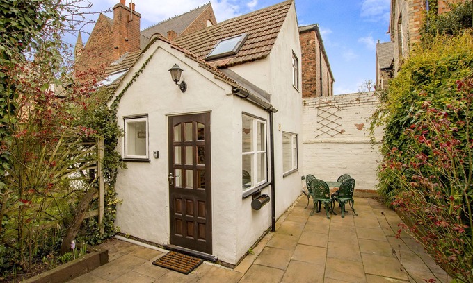 Lincoln Cottage | Charming Cottage Retreat in the Heart of Bailgate