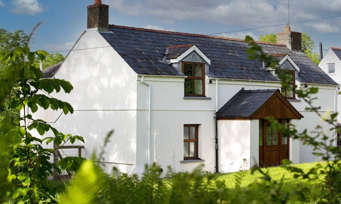 New Moat Cottage | Charming Cottage Escape in Scenic Llys-y-Fran Countryside