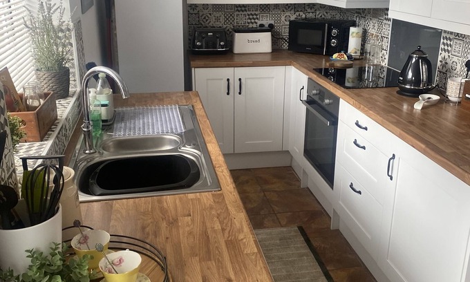 Chard House | Idyllic Cottage: Pet-Friendly Retreat with Perfect Reviews