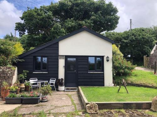 Hartland House | Inviting Cottage Steps from Hartland Village - Rated 9.3/10