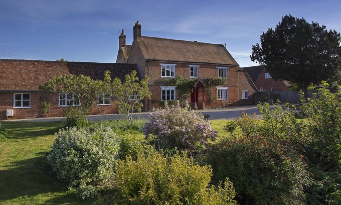 Oxford Cottage | Charming Cottage Retreat near Oxford with Spa and Hot Tub