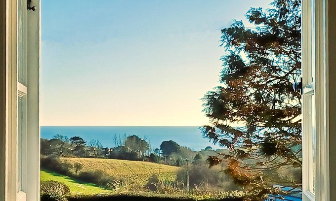 Bridport House | Charming Cottage with Ocean Views and Modern Kitchen