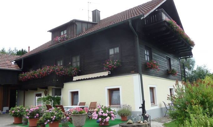 Neuhaus am Inn Cottage | Idyllic Cottage-Style Apartment with Pool and Ocean View