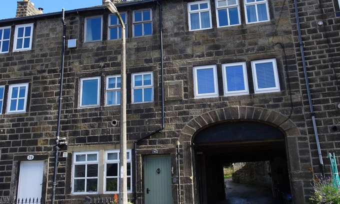 Oakworth Cottage | Cosy cottage surrounded by gorgeous green rolling hills