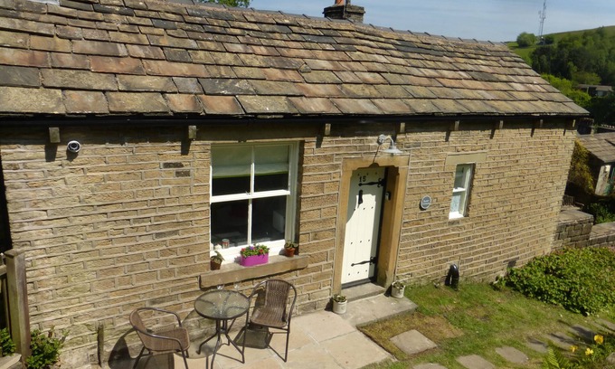 Delph Cottage | Cozy Cottage with Pet-Friendly Amenities & Guest Rated 9.8