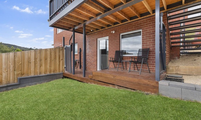 Lindisfarne Apartment | Inviting Cottesloe: Family-Friendly Stay with Pool & Dining