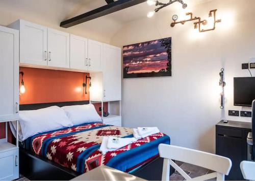 Grafton Regis Apartment | Charming Countryside Retreat with Pet-Friendly Amenities
