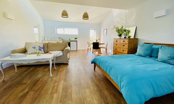 Mells Apartment | Inviting Countryside Retreat Near Bath with Pet-Friendly Comfort
