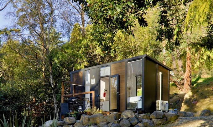 Herbert House | Cozy Dell: Family-Friendly Retreat with Kitchen Amenities