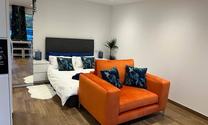 Milton Keynes Apartment | Exceptional Annexe Retreat with Kitchen & Private Parking