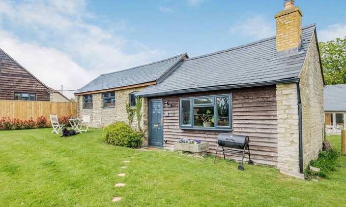 Faringdon Cottage | Charming Pet-Friendly Cottage for Two in the Cotswolds