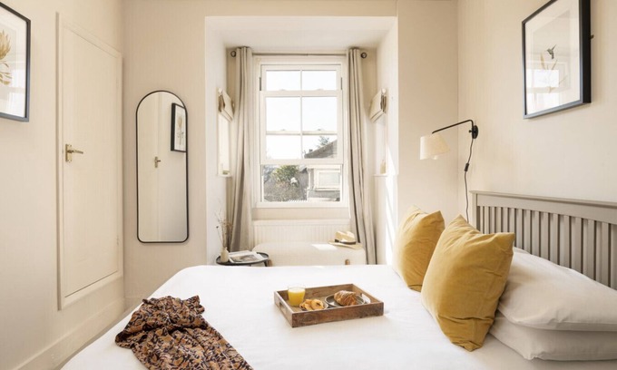 Hurstpierpoint House | Cozy Double Room with En-Suite Shower and Free WiFi