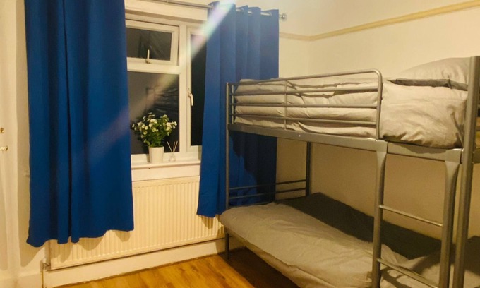 Marlborough House | Cozy Double Room for 2 Near Central London with Spa Access