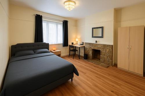 Marlborough House | Cosy Double Room in Harrow & Wealdstone - Desk,Fast Free Wi-Fi,Near Station - 15 mins by train to Wembley Central & Euston