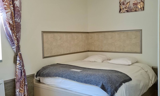 Saint-Priest House | Cozy Double Room with Pool Access and Ocean Views
