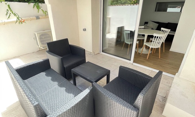 Horte Neuve Apartment | Elegant and Cozy Apartment in Narbonne with Spa Access
