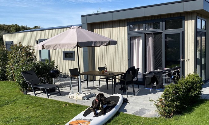 Enkhuizen House | Cosy Enkhuizer beach chalet 257 - enjoy your vacation by the sea