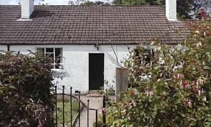 Crieff Cottage | Cozy Cottage Retreat with Ocean View and Pool Access