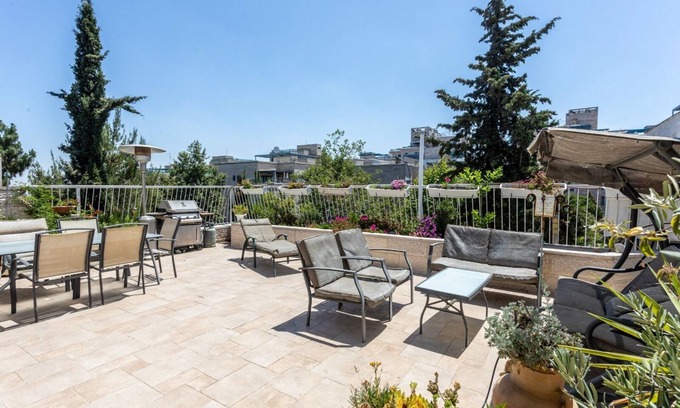 Meqor Hayyim Apartment | Inviting Family Penthouse with Spacious Terraces & Spa