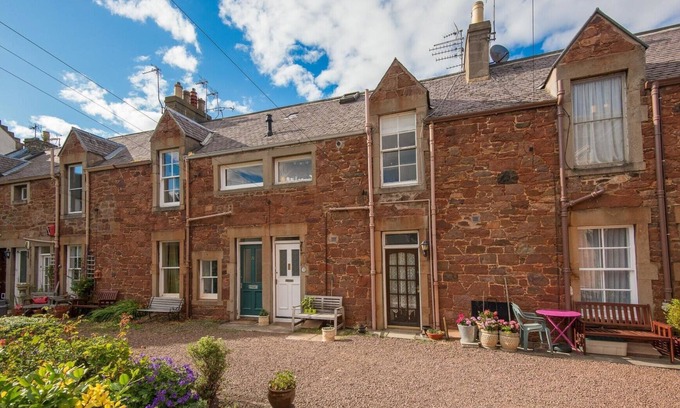 North Berwick Apartment | Charming Mews Apartment by the Beach with Spa Access