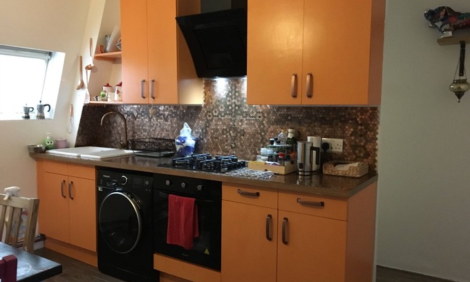 Dagenham Apartment | Charming Second Floor Flat with Romantic Sunset Views
