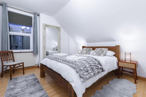 Walpole Apartment | Charming Family-Friendly Flat in Central London