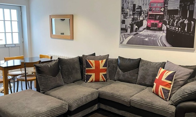 Sutton Apartment | Convenient Flat with Free Parking Near Cheam Station